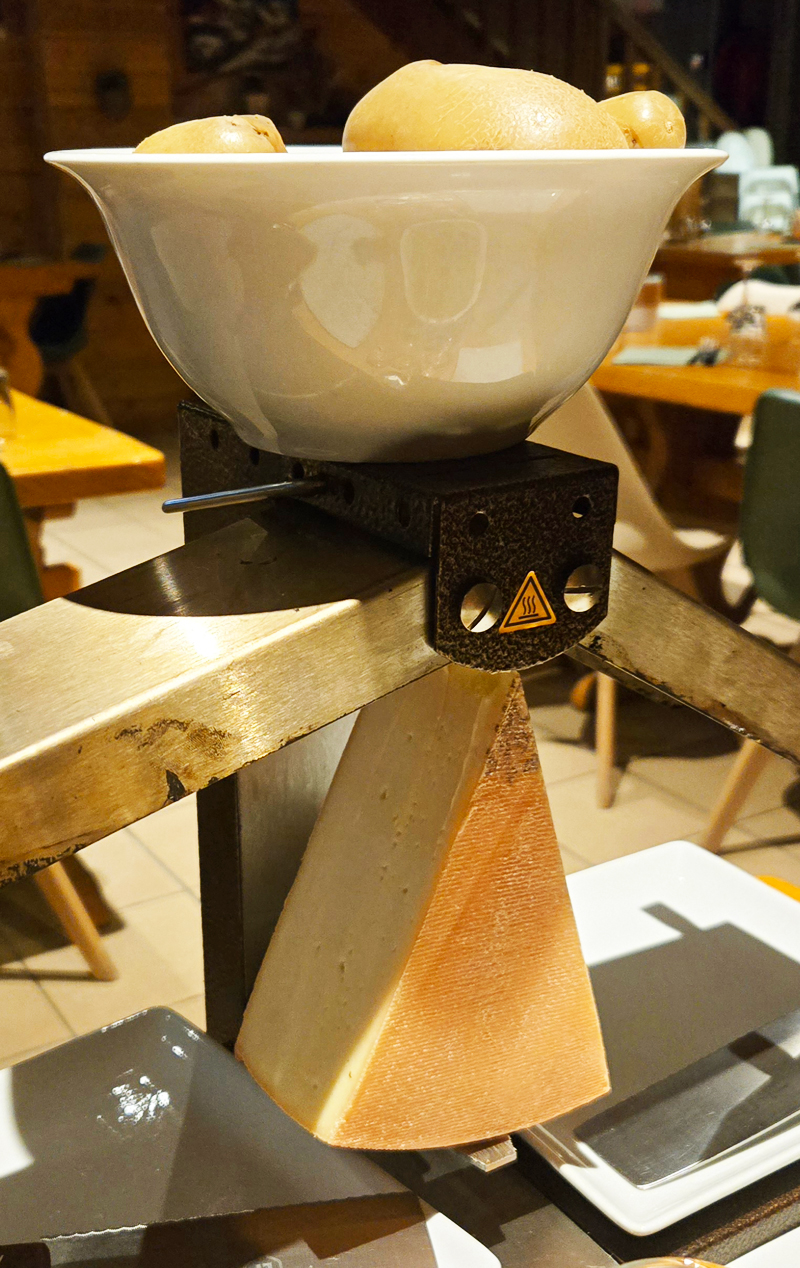 Les pommes de terre et le fromage à raclette